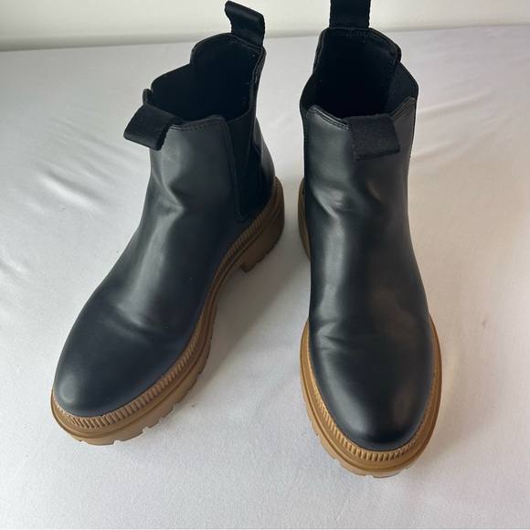 Black with tan rubber soles H&M Chelsea Boots. - Picture 3 of 9